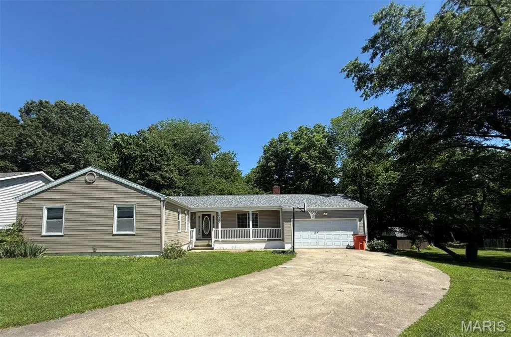 1327 Morning Glory DR, Vandalia, IL 62471