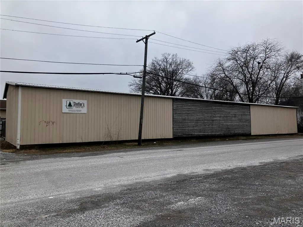 221 N Main ST, Benton, IL 62812