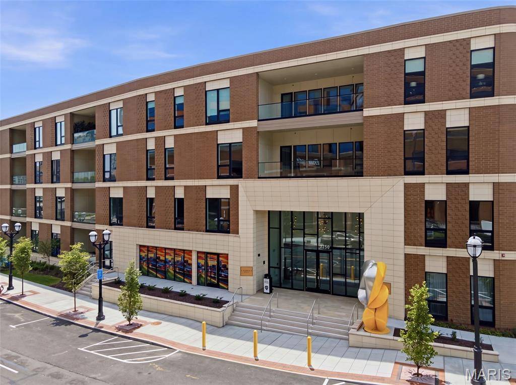 8250 Forsyth BLVD #302, Clayton, MO 63105