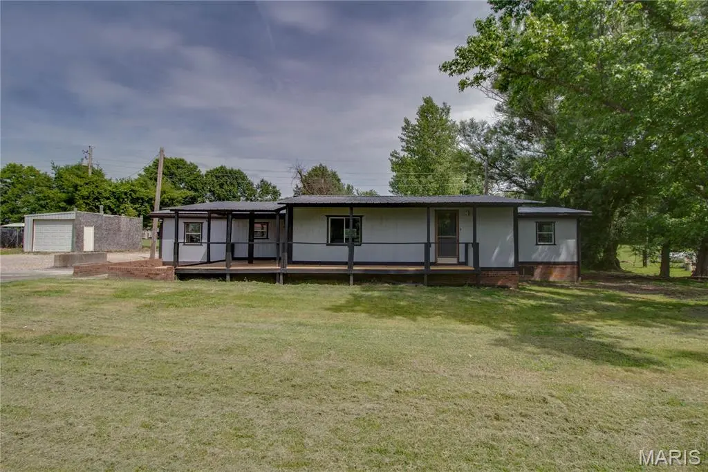30396 Domino LN, Godfrey, IL 62035