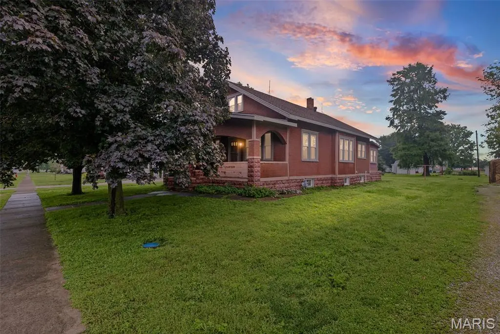 150 N Park ST, Hoyleton, IL 62803