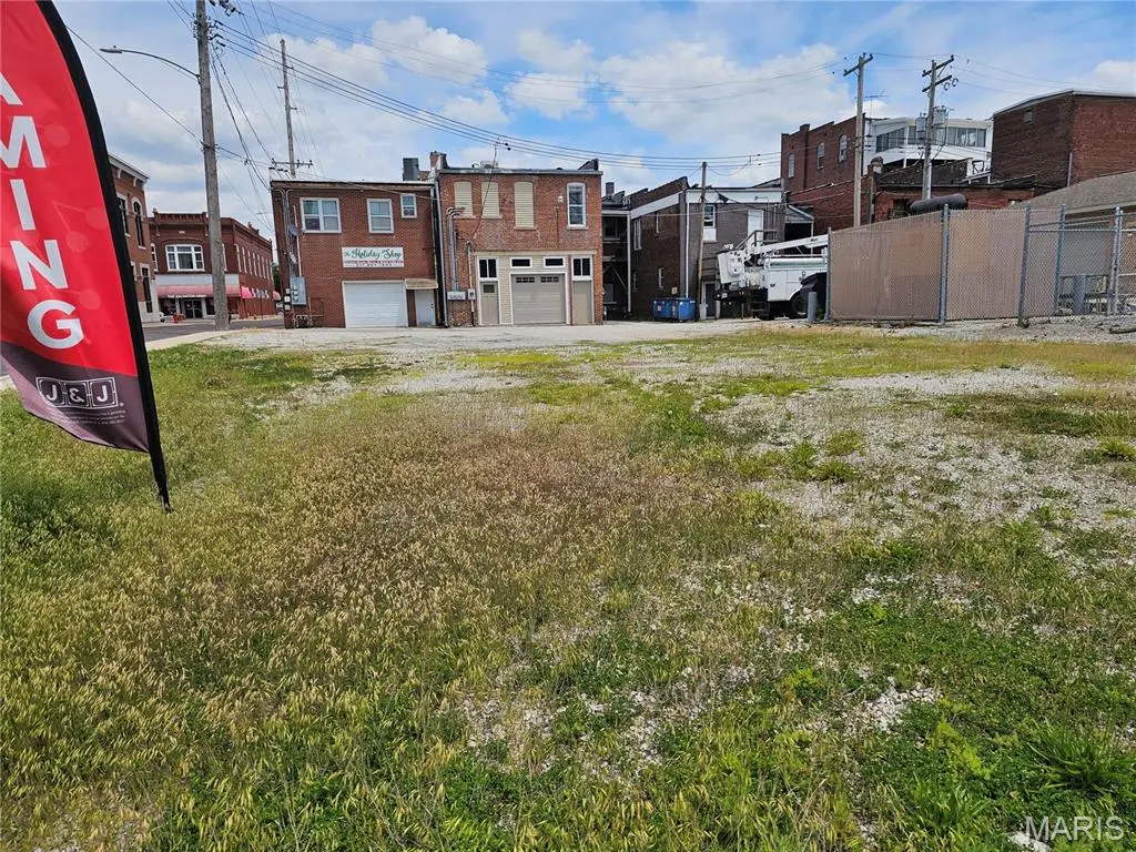 120 W Water Street, Hillsboro, IL 62049