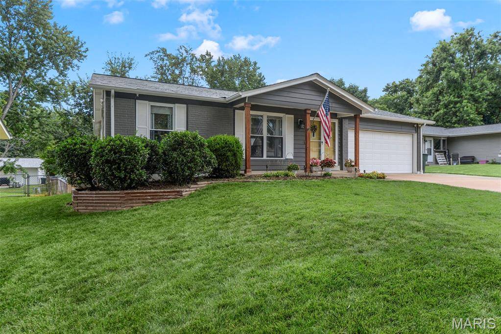 17 Debbie DR, St Peters, MO 63376