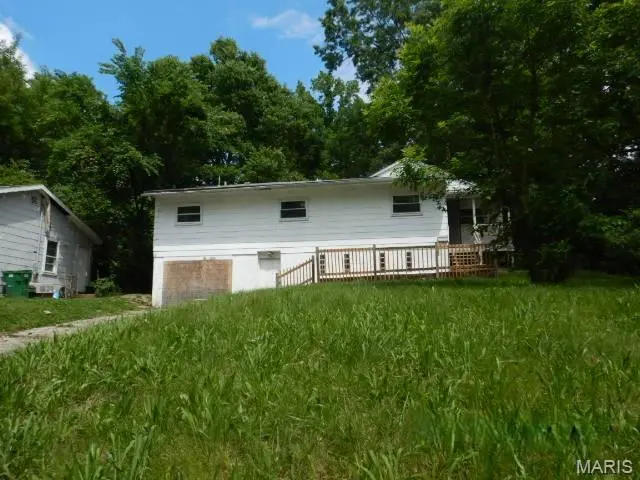 10234 Count DR, St Louis, MO 63136