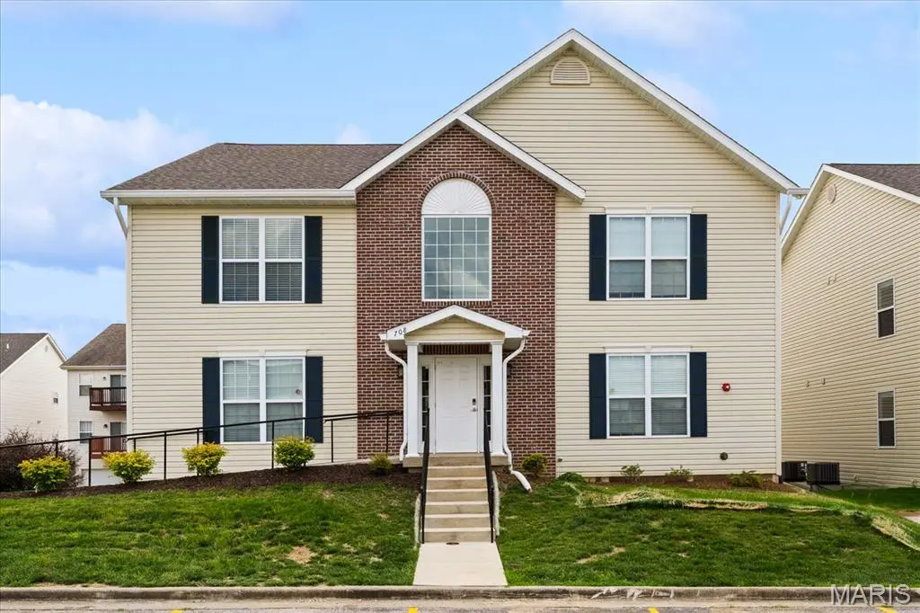 704 Harbor Woods DR #D, Fairview Heights, IL 62232