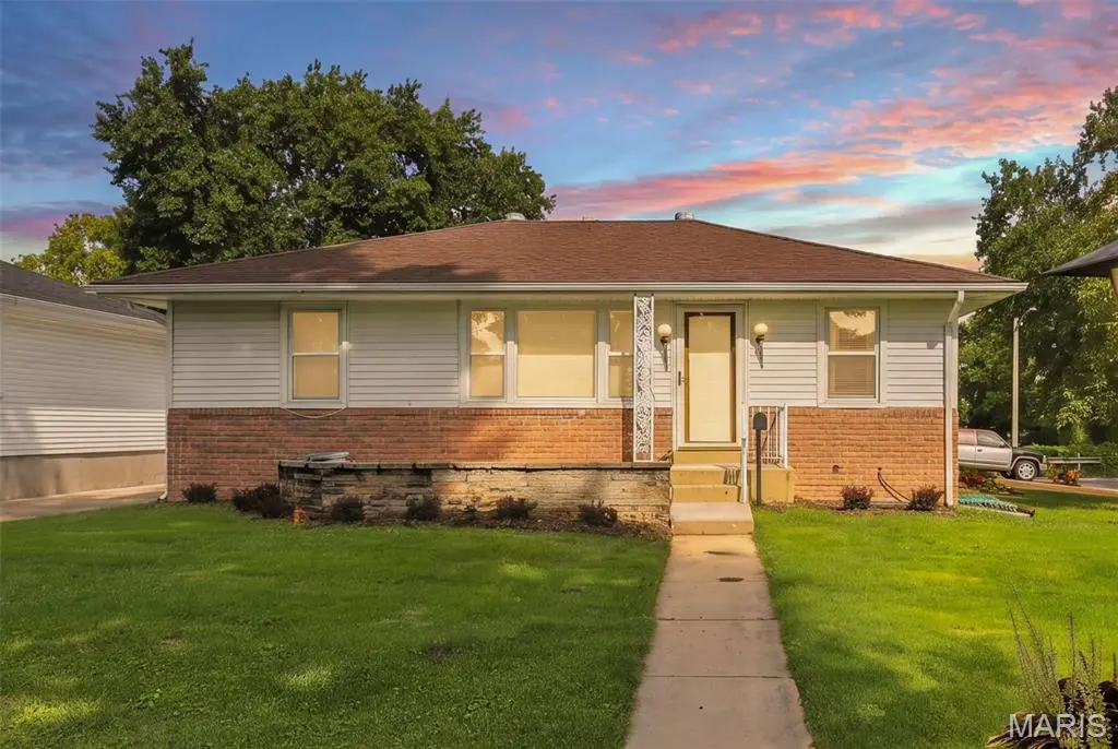 1 Louise CT, Florissant, MO 63031