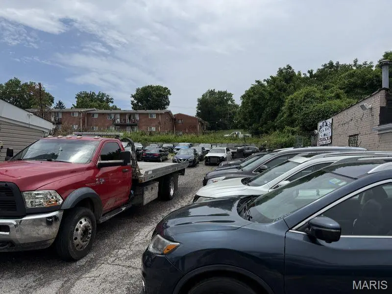 8827-8833 N Broadway, St Louis, MO 63147