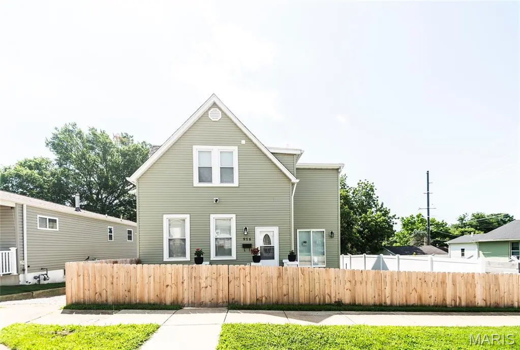 956 Erskine AVE, St Louis, MO 63125