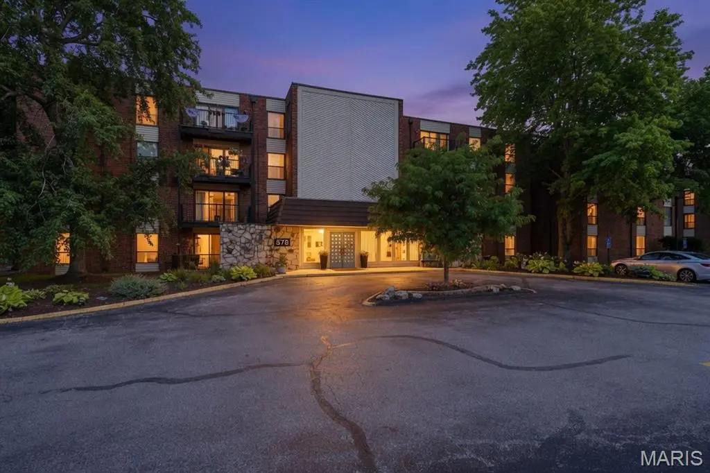 578 Sarah LN #206, St Louis, MO 63141