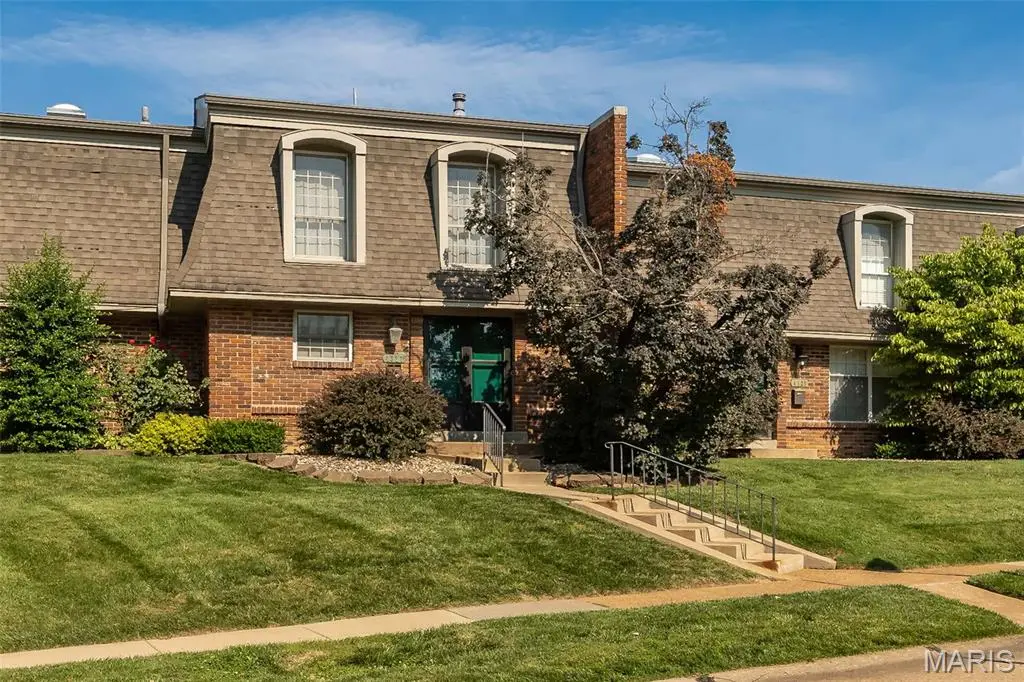 4327 Chateau De Ville DR, St Louis, MO 63129