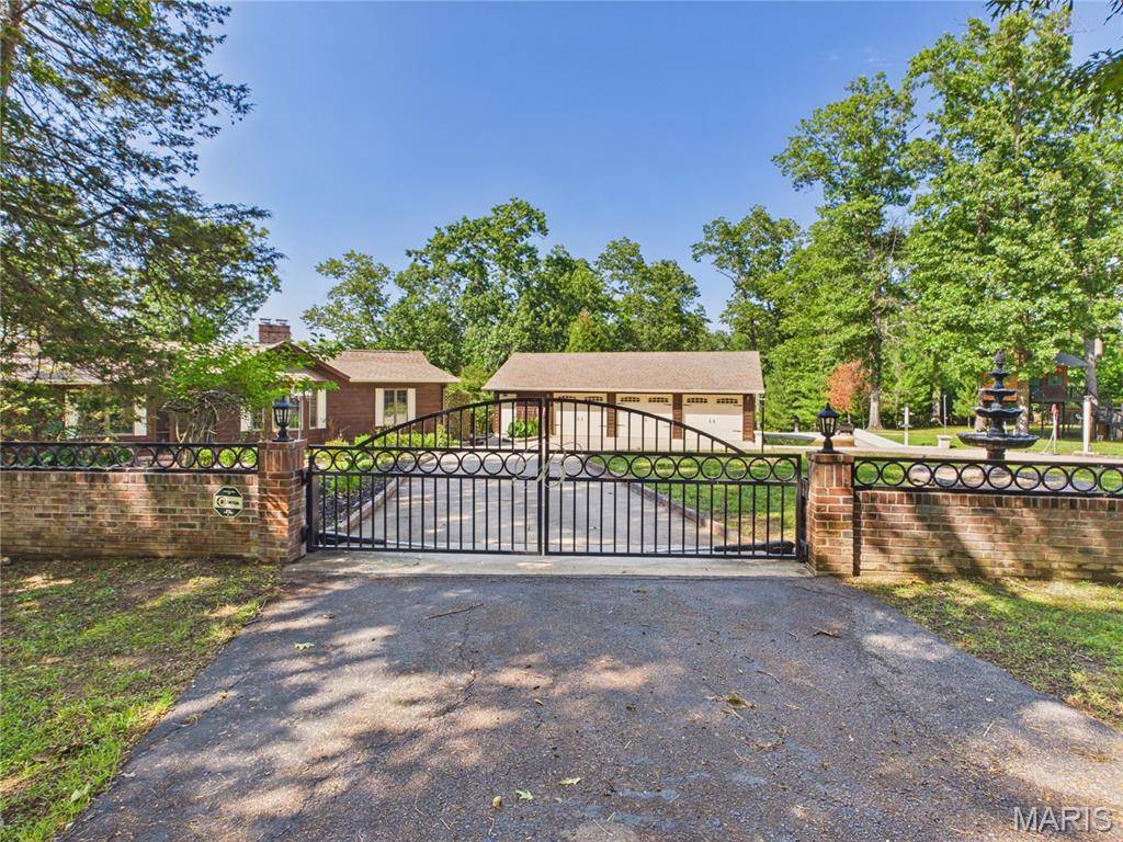 696 Radcliff LN, Poplar Bluff, MO 63901