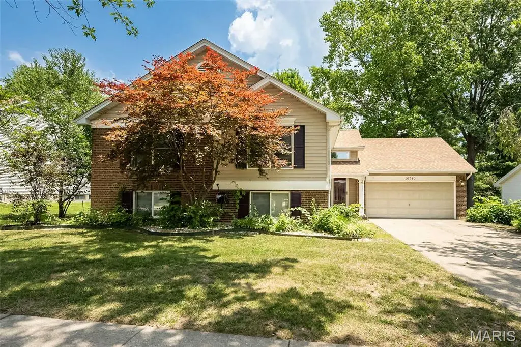 16740 N Fork Ridge DR, Florissant, MO 63034
