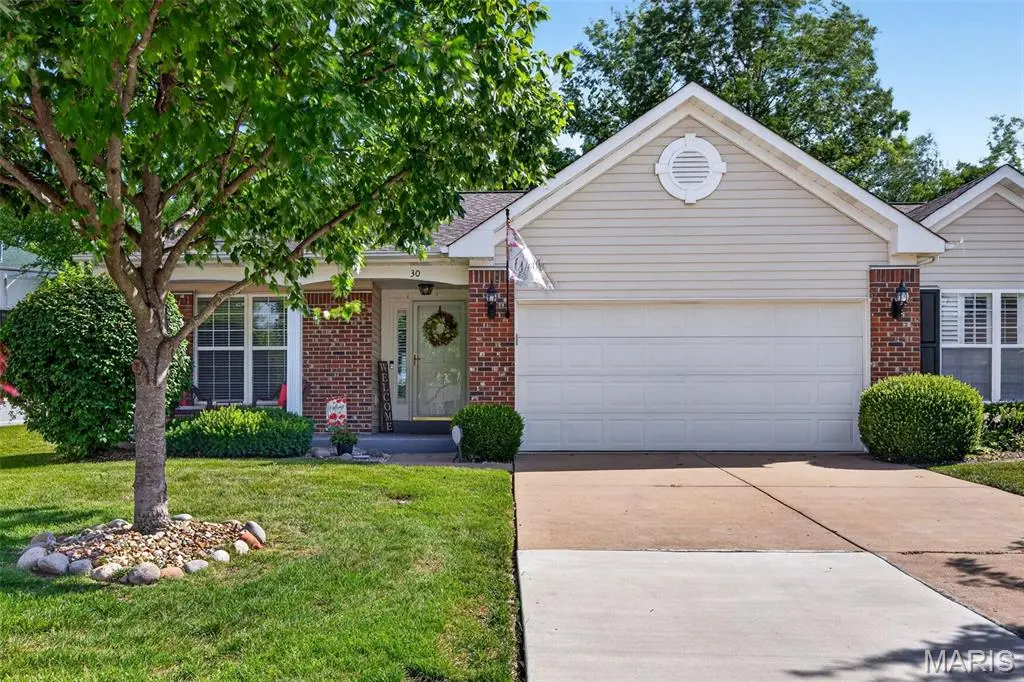 30 Hunting Manor DR, St Charles, MO 63303