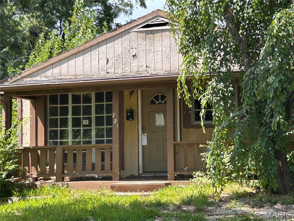 221 Roderick DR, St Louis, MO 63137