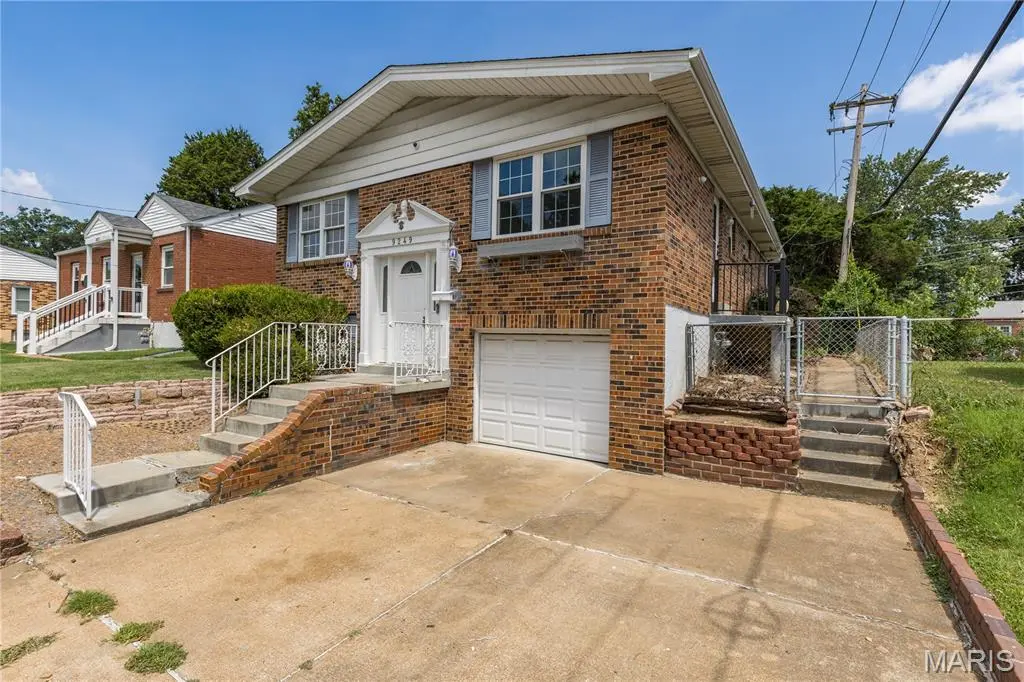 9249 Reavis Barracks RD, Affton, MO 63123