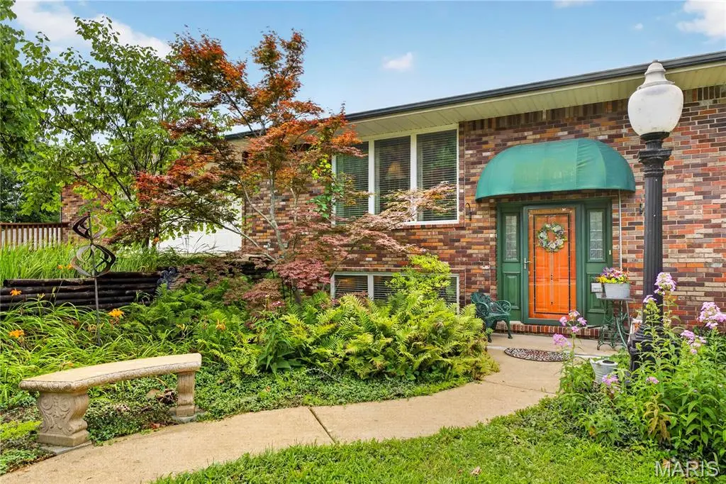 4444 Baumgartner RD, St Louis, MO 63129