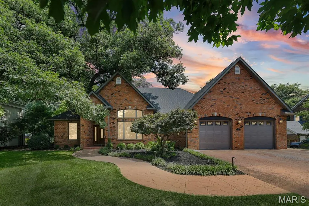 39 Country Club PL, Belleville, IL 62223