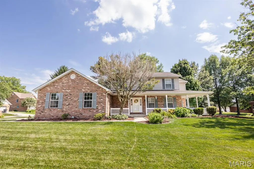 310 Meadowlark LN, Belleville, IL 62220