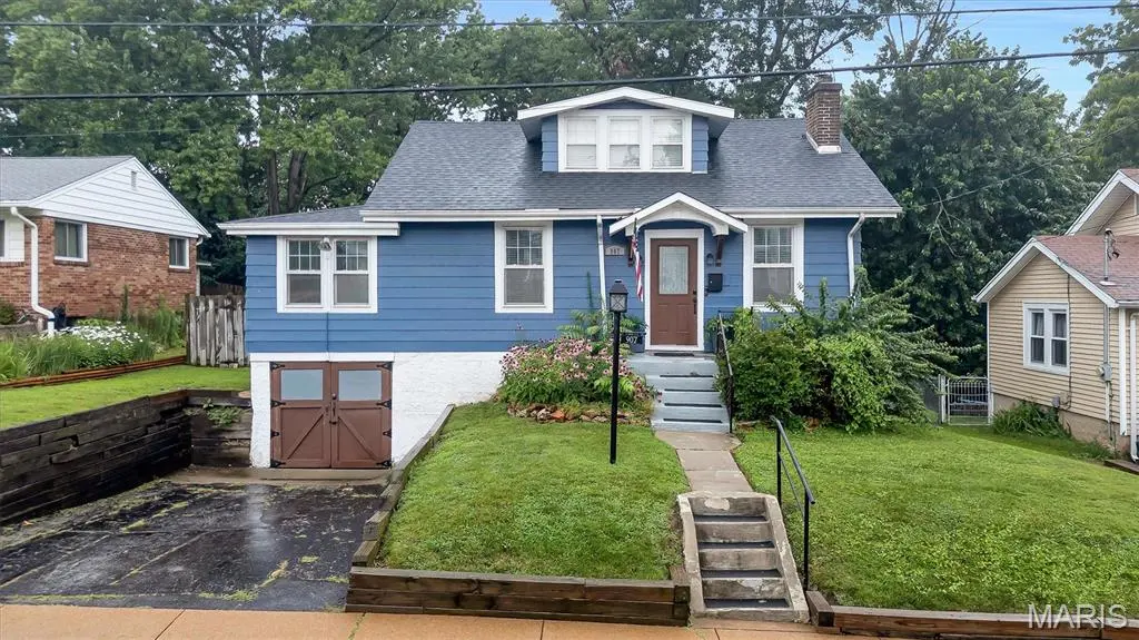 907 N Woodlawn AVE, Kirkwood, MO 63122