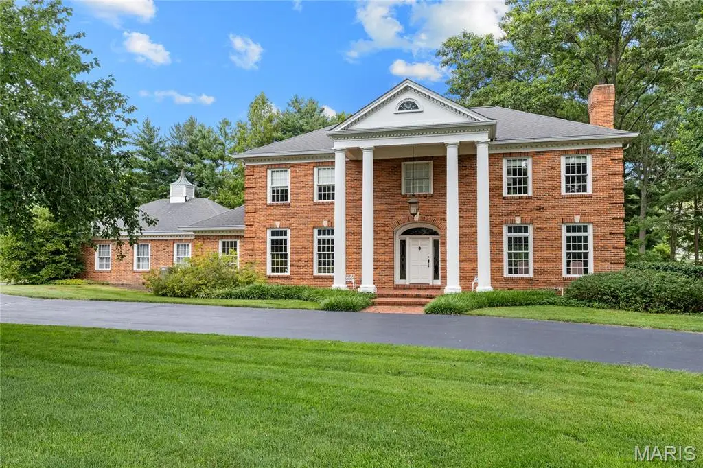 48 Muirfield LN, Town And Country, MO 63141