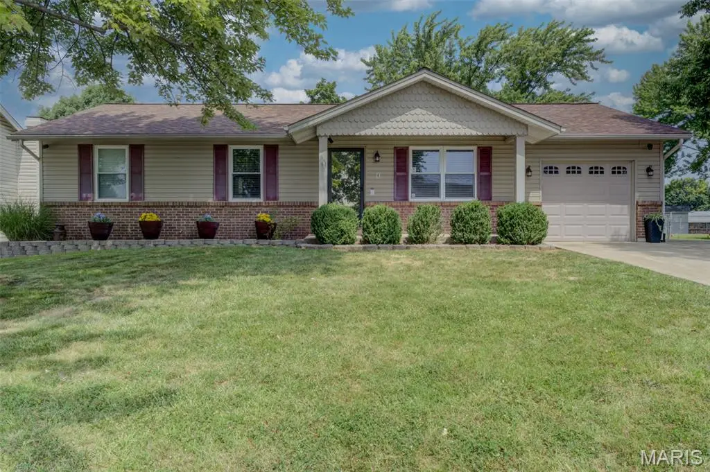 4 Vanguard DR, St Peters, MO 63376