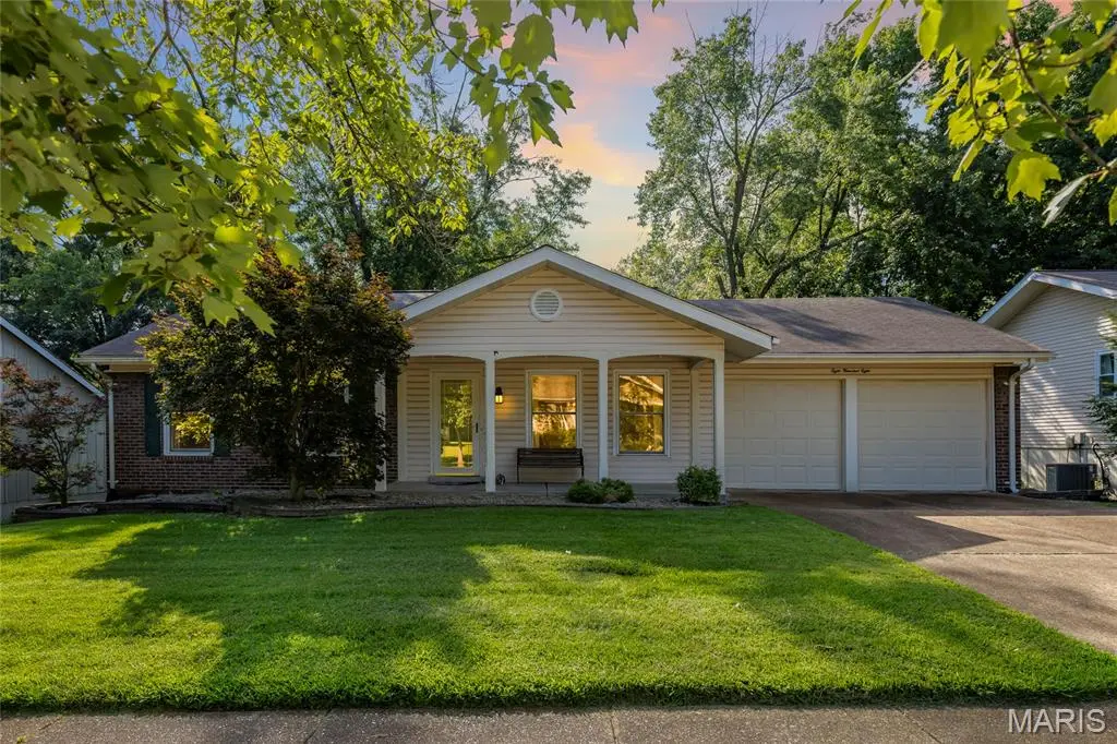 808 Dinard DR, Ballwin, MO 63021