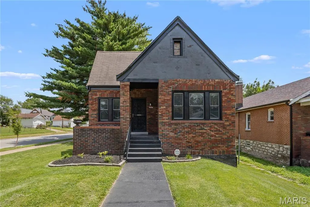 8578 Drury LN, St Louis, MO 63147