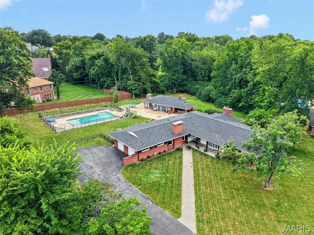 9860 Bridle Trail LN, Sunset Hills, MO 63128