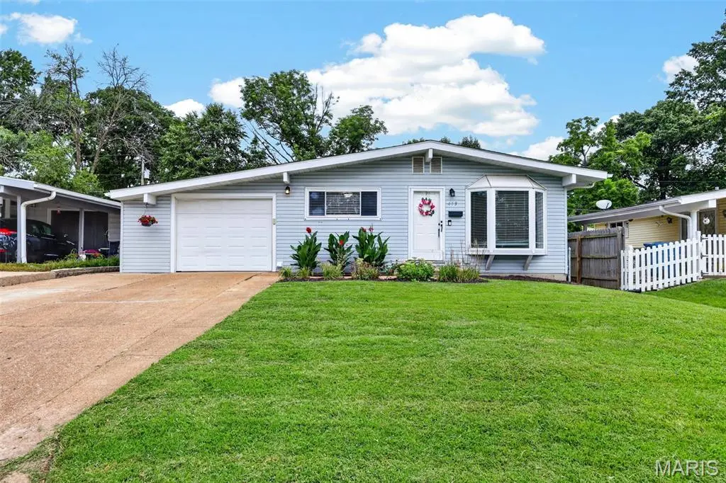 413 Saint Lawrence DR, Ballwin, MO 63021