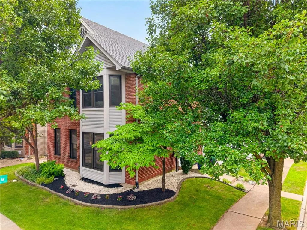 935 Barnard College LN, St Louis, MO 63130