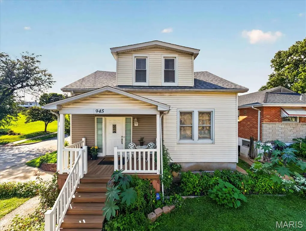 945 Regina AVE, St Louis, MO 63125