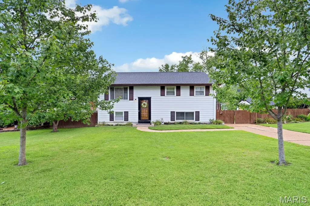 532 Golden Valley DR, St Louis, MO 63129