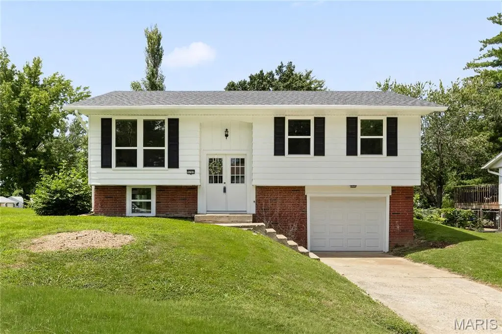 5702 Sir Galahad LN, Godfrey, IL 62035