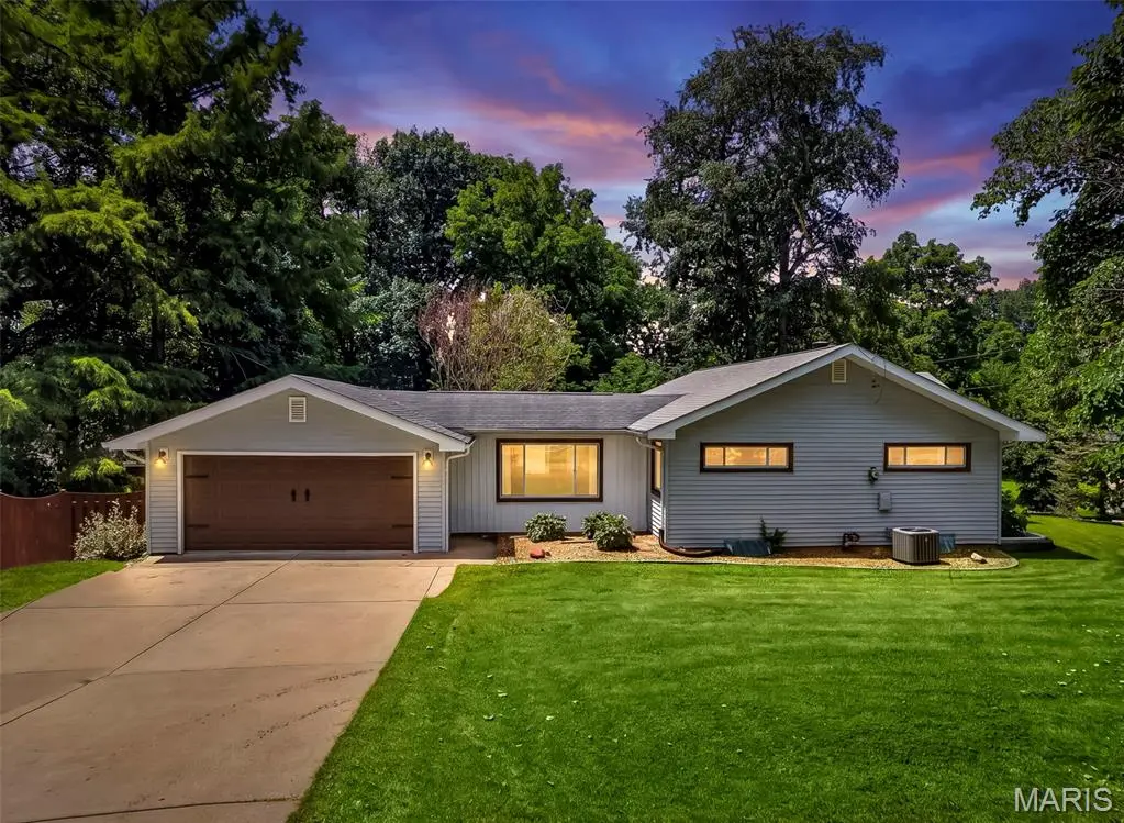 108 Shady LN, St Charles, MO 63303