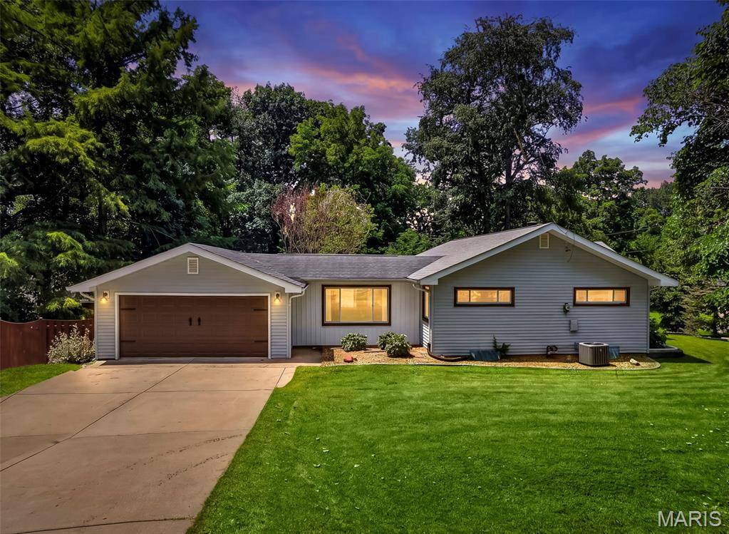108 Shady LN, St Charles, MO 63303
