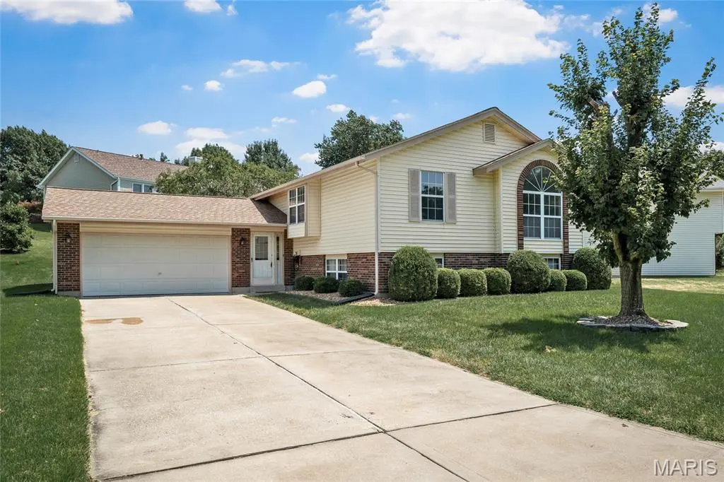 2912 Hameln DR, St Charles, MO 63301