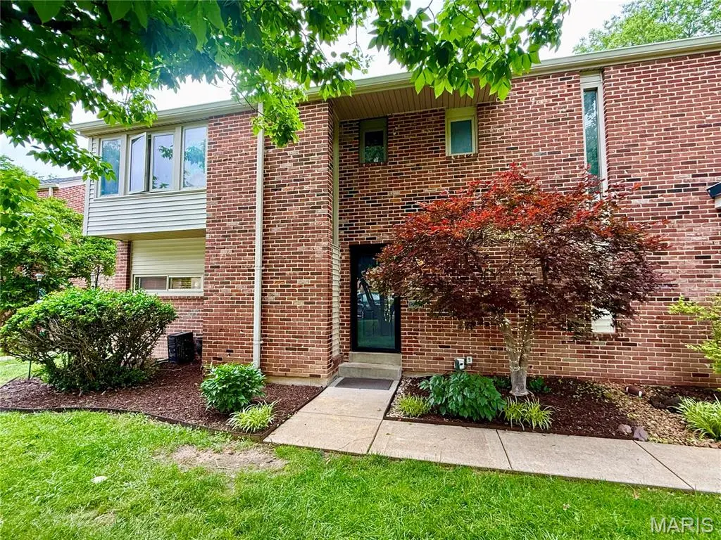 12353 Rossridge CT, St Louis, MO 63146