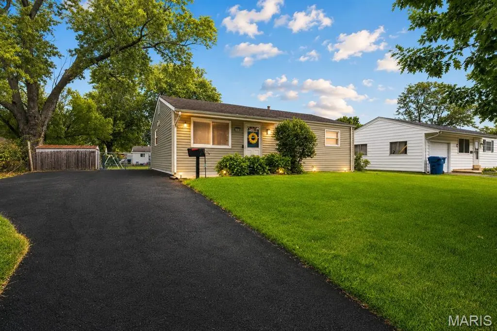 875 5th PLZ, Florissant, MO 63031