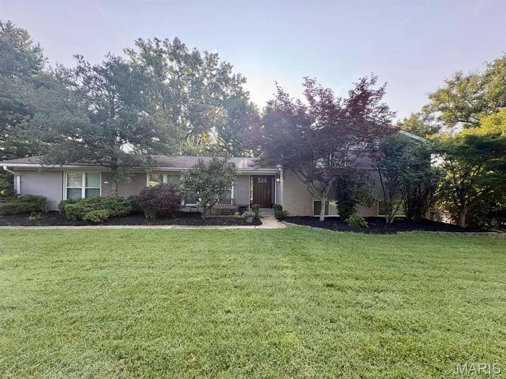14 Country Fair LN, Creve Coeur, MO 63141