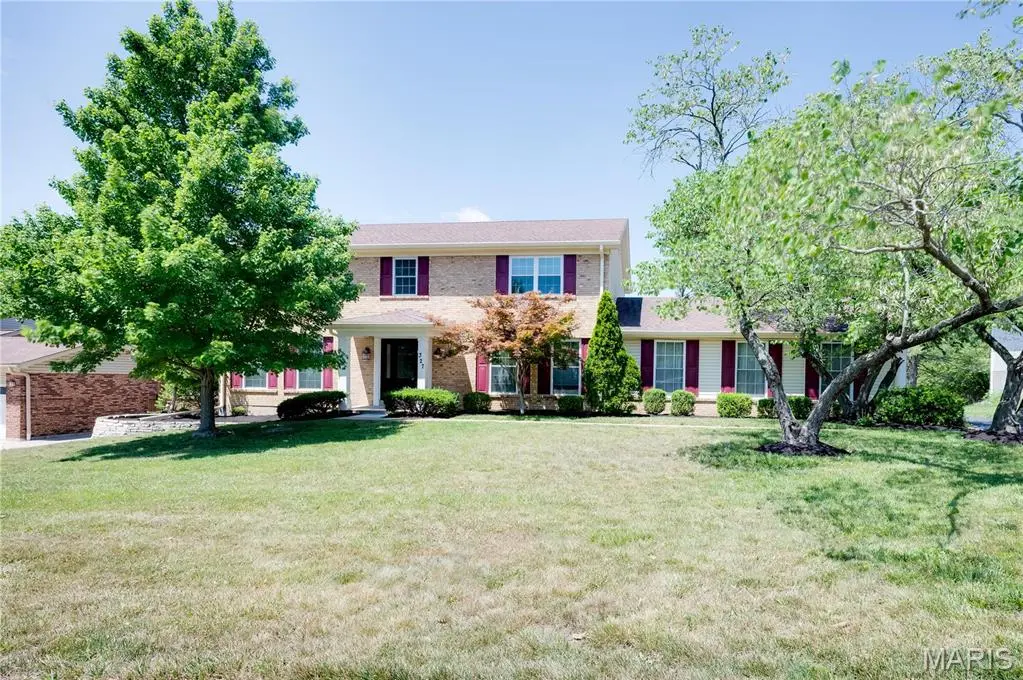 327 Royal Village DR, Manchester, MO 63011