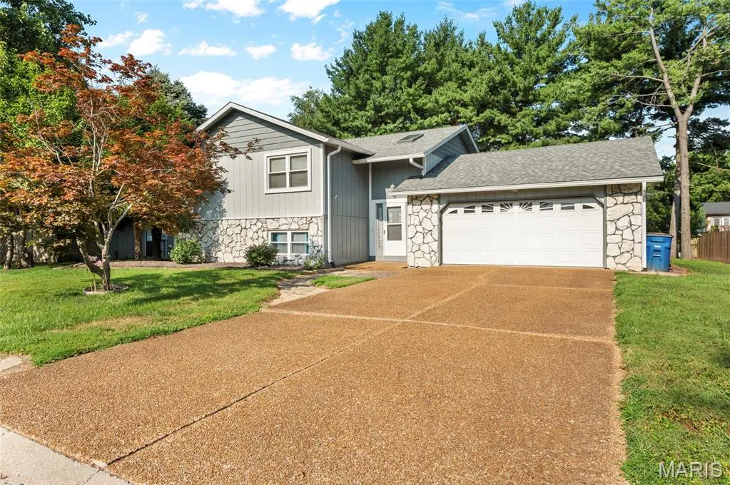 404 Lindenwood DR, Troy, IL 62294
