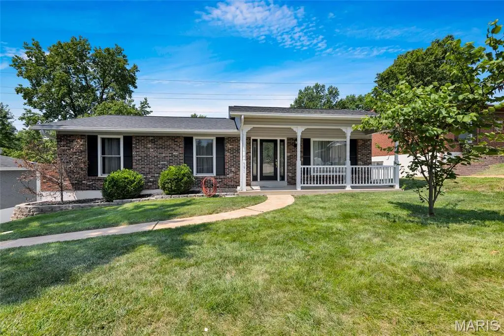 391 Crestbury DR, Ballwin, MO 63011