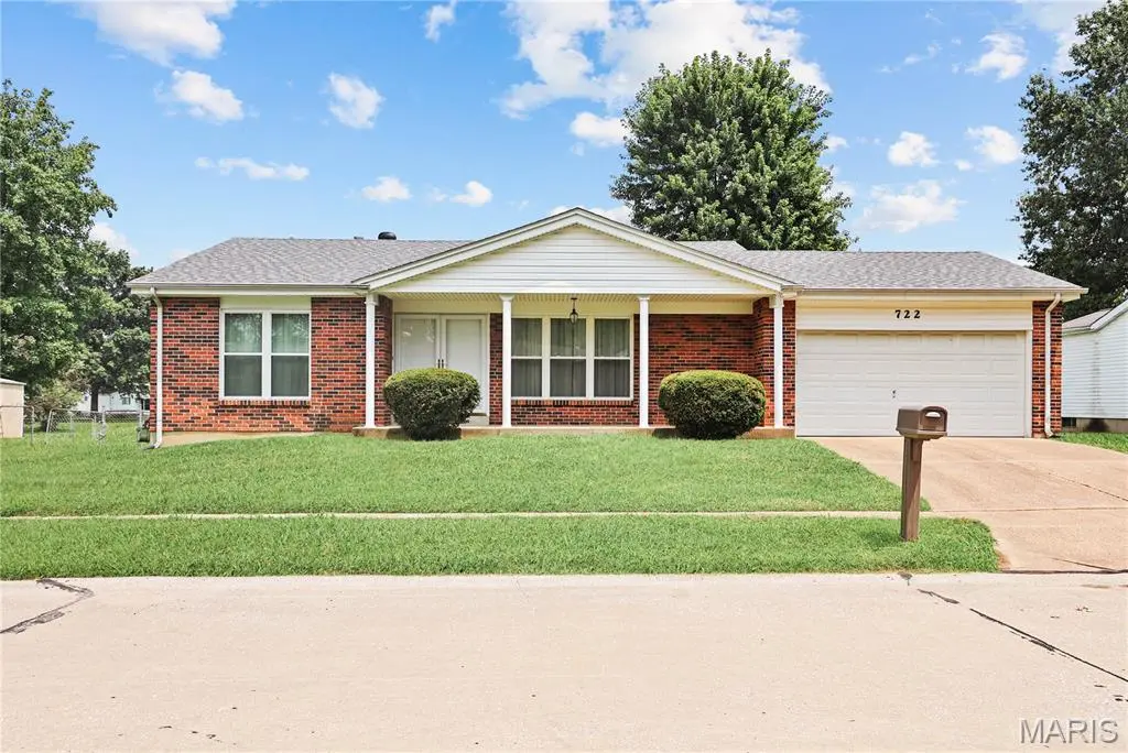 722 Watersedge DR, Florissant, MO 63034
