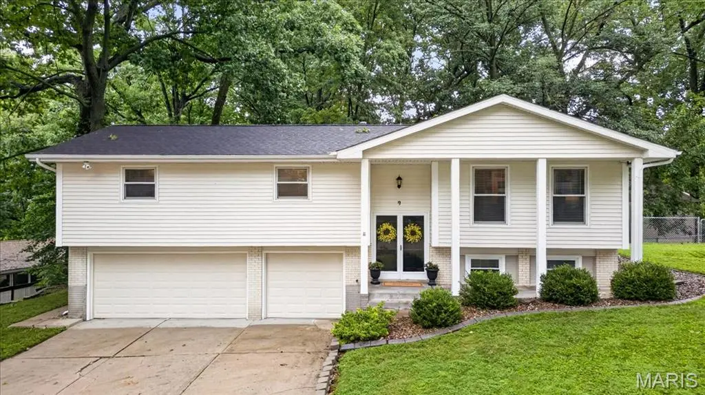 9 San Camille CT, St Charles, MO 63303