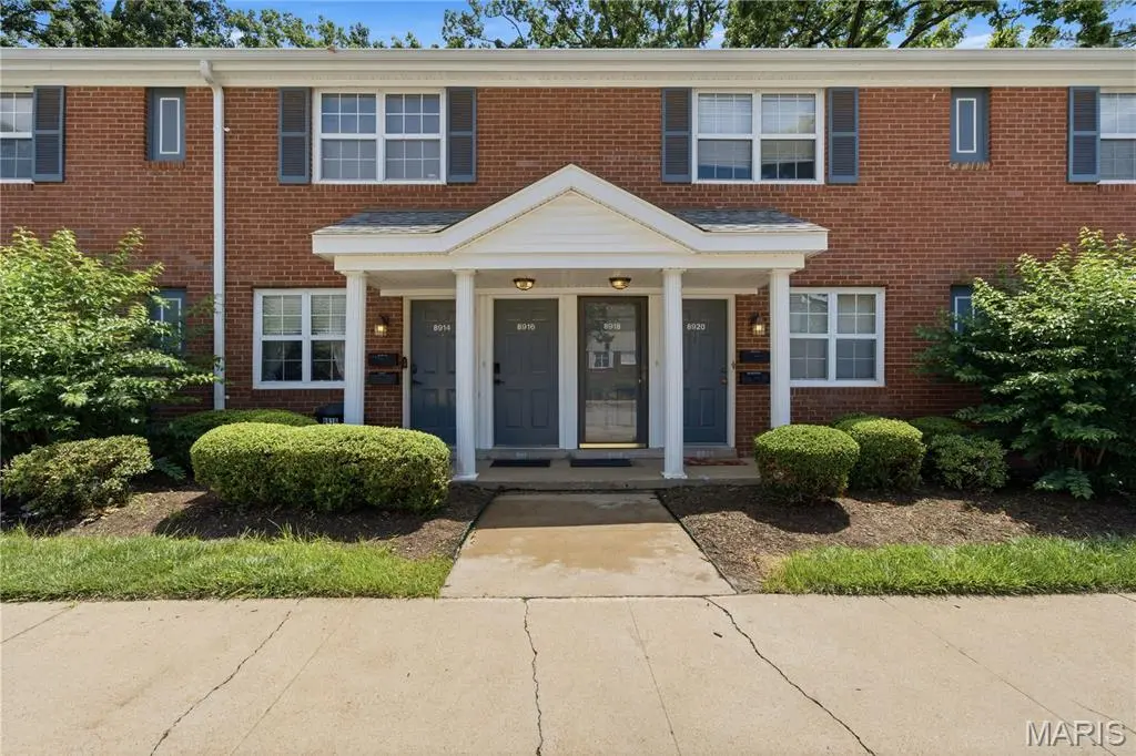 8916 N Swan CIR, St Louis, MO 63144