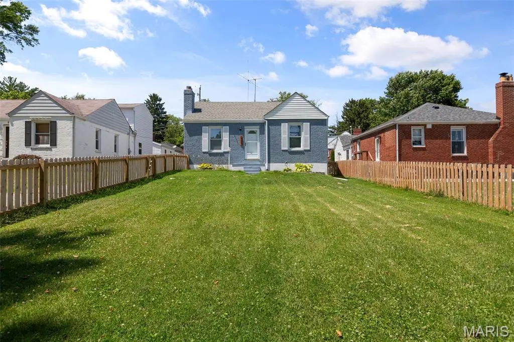8257 Watson RD, St Louis, MO 63119