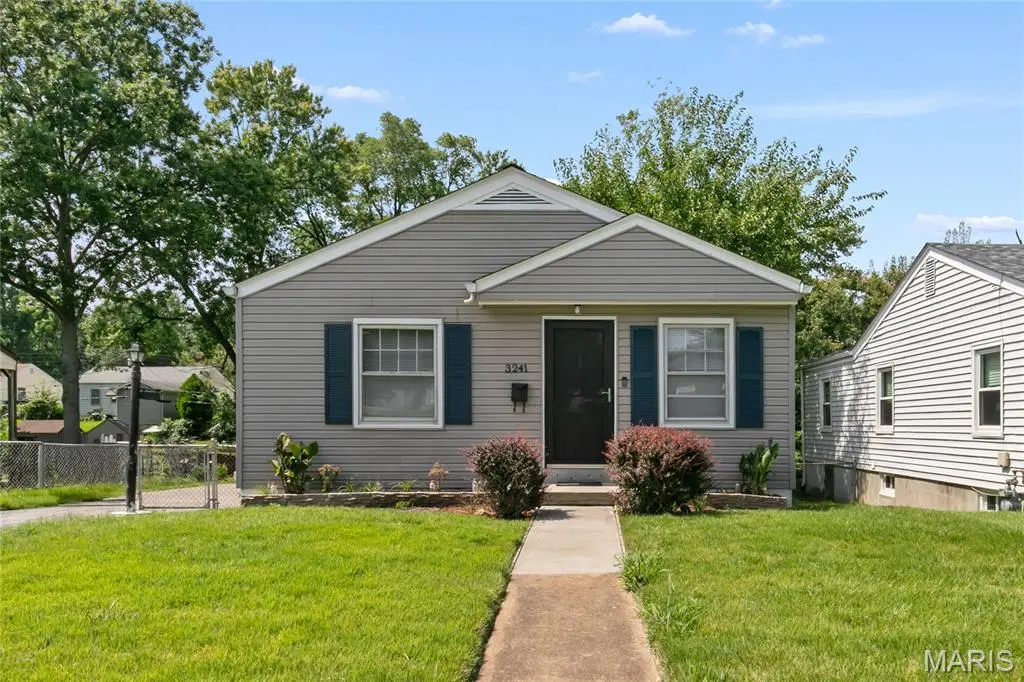3241 Lynros DR, St Ann, MO 63074