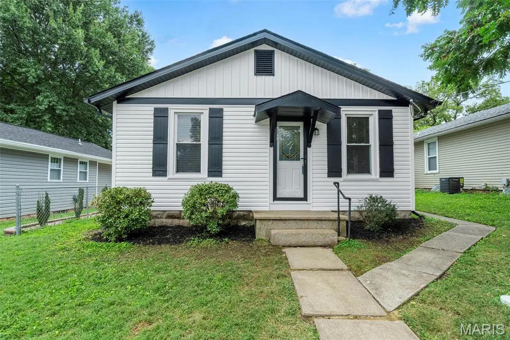 1128 Hall ST, St Charles, MO 63301