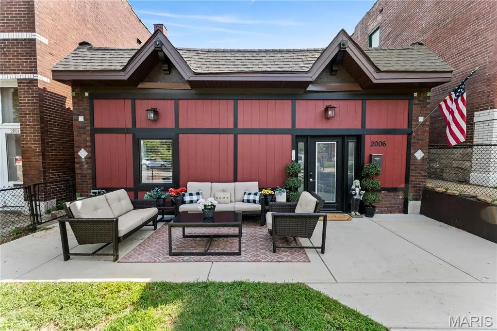 2006 Geyer AVE, St Louis, MO 63104