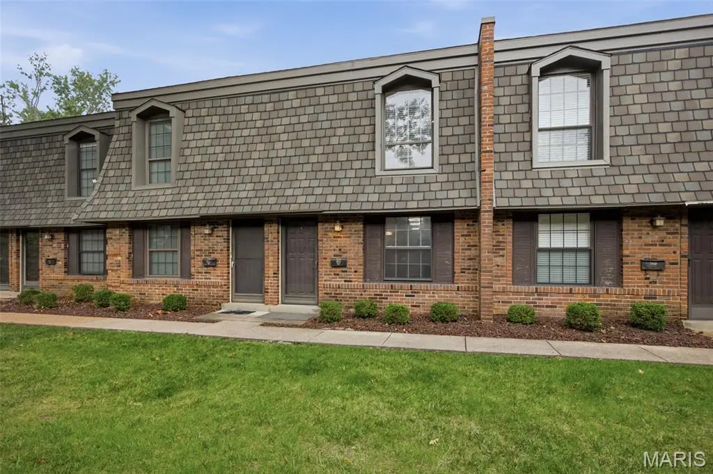 1871 Mansard DR, St Louis, MO 63125